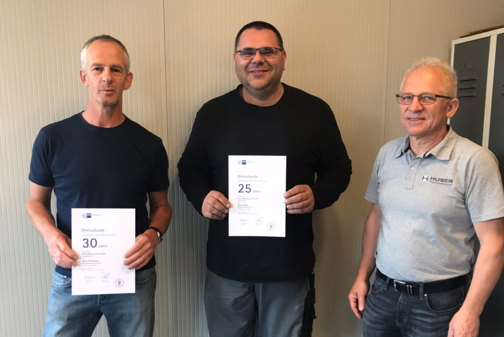 Bei Huser Maschinenbau wurden zwei Mitarbeiter für zusammen 55 Jahre Treue geehrt